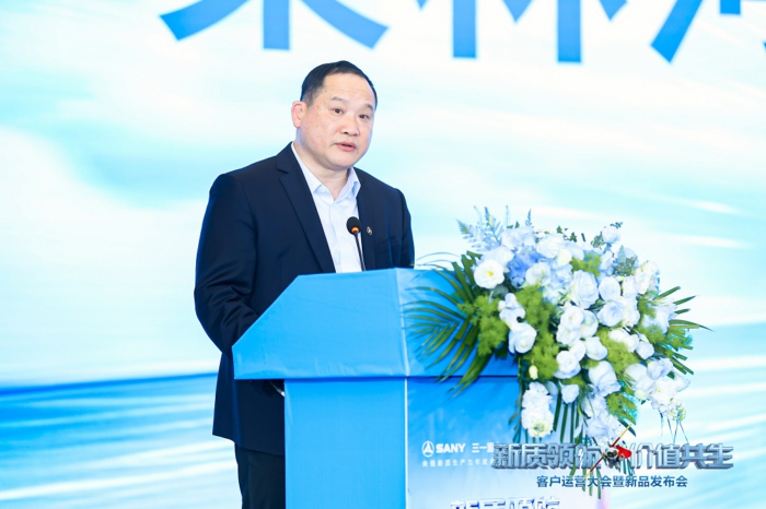 【第一商用车网 原创】3月31日，在三一传统的“好日子”这一天，三一重卡在长沙举行2026客户运营大会暨新品发布会，放了一系列大招：行业首创“魔擎智驱”双电机技术、首台双电机重卡、“1+7”新品矩阵、智运通3.0、升级后的直服体系、AI虚拟主持人卡小圣……而梁林河在本次发布会上说的另一句话，更让人心怀憧憬：“下一个四年，三一要造无人卡车。”