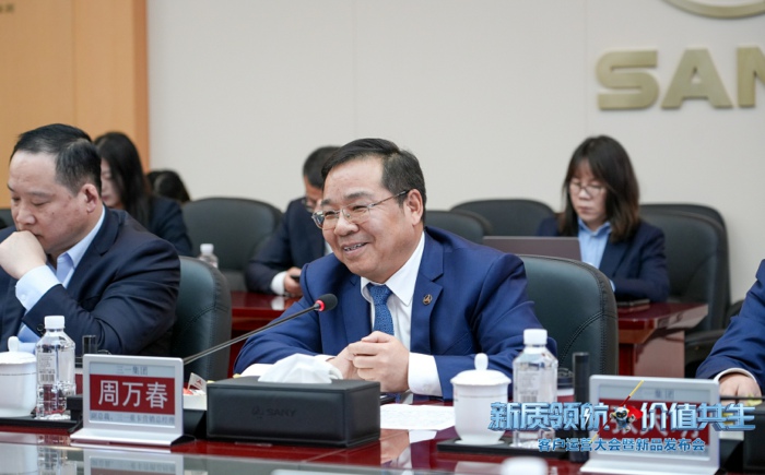 【第一商用车网 原创】3月31日，在三一传统的“好日子”这一天，三一重卡在长沙举行2026客户运营大会暨新品发布会，放了一系列大招：行业首创“魔擎智驱”双电机技术、首台双电机重卡、“1+7”新品矩阵、智运通3.0、升级后的直服体系、AI虚拟主持人卡小圣……而梁林河在本次发布会上说的另一句话，更让人心怀憧憬：“下一个四年，三一要造无人卡车。”