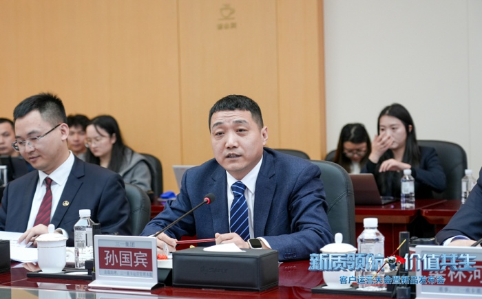 【第一商用车网 原创】3月31日，在三一传统的“好日子”这一天，三一重卡在长沙举行2026客户运营大会暨新品发布会，放了一系列大招：行业首创“魔擎智驱”双电机技术、首台双电机重卡、“1+7”新品矩阵、智运通3.0、升级后的直服体系、AI虚拟主持人卡小圣……而梁林河在本次发布会上说的另一句话，更让人心怀憧憬：“下一个四年，三一要造无人卡车。”