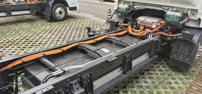 乘龙翼威2冷链纯电轻卡：冷链运输“鲜”锋 高效创富更省心3.jpg