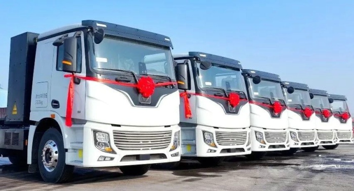 徐工600度充电牵引车.jpg