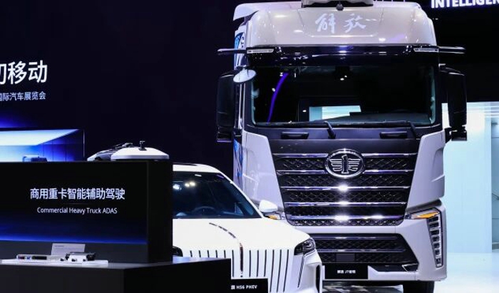 解放携商用车首款端到端大模型辅助驾驶车型亮相北京车展2.jpg
