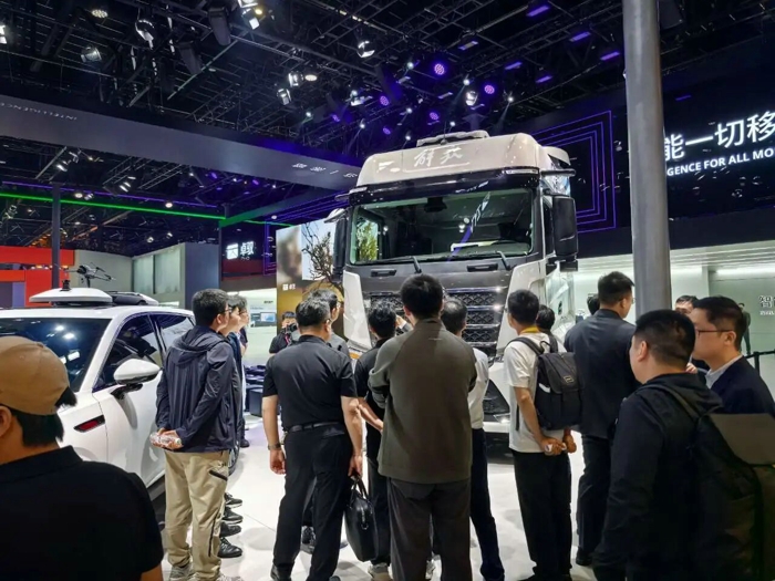 解放携商用车首款端到端大模型辅助驾驶车型亮相北京车展4.jpg