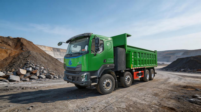 乘龙H5 8X4轻量化纯电自卸助卡友赢在起跑线3.png