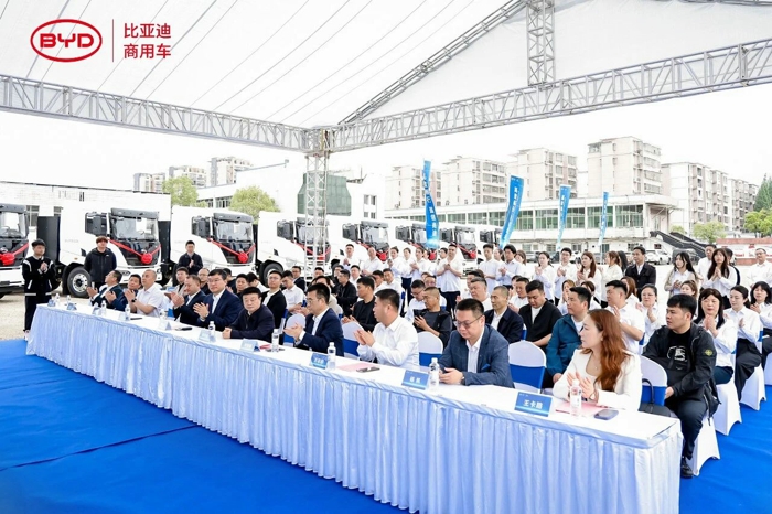 比亚迪商用车与景德镇汽运集团达成战略合作3.jpg
