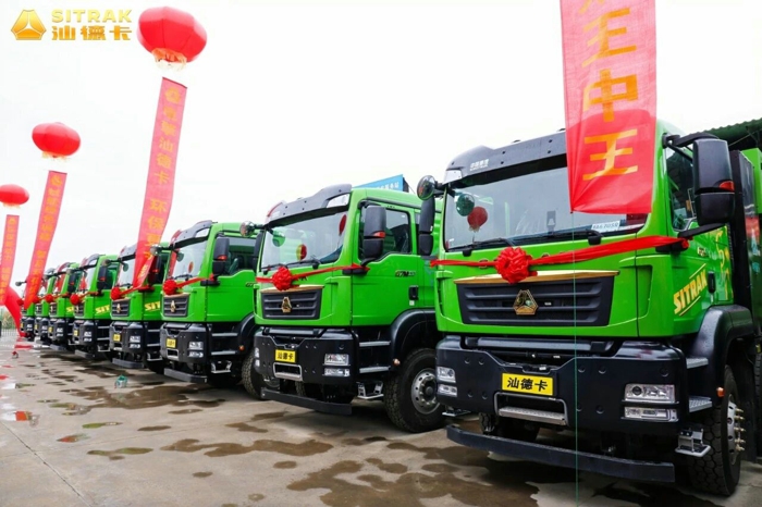中国重汽汕德卡30台新能源渣土车批量交付1.jpg