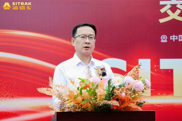 中国重汽汕德卡30台新能源渣土车批量交付2.jpg