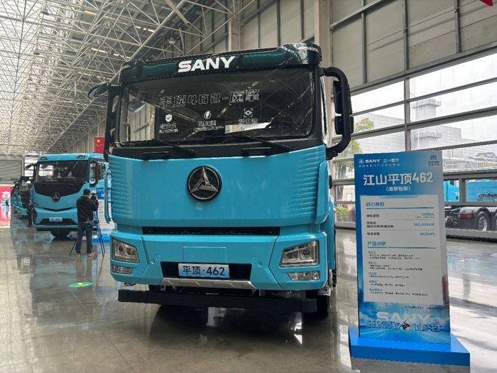 纯电重卡新品频出 谁能领跑干线物流？.jpg