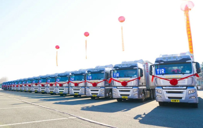 重汽汕德卡跨境运输牵引车2.jpg