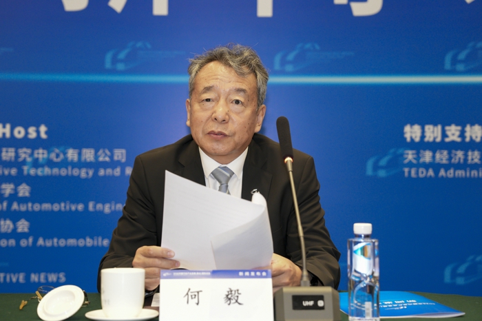 何毅.jpg