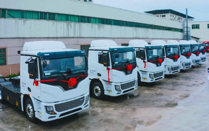 徐工底置充电牵引车.jpg