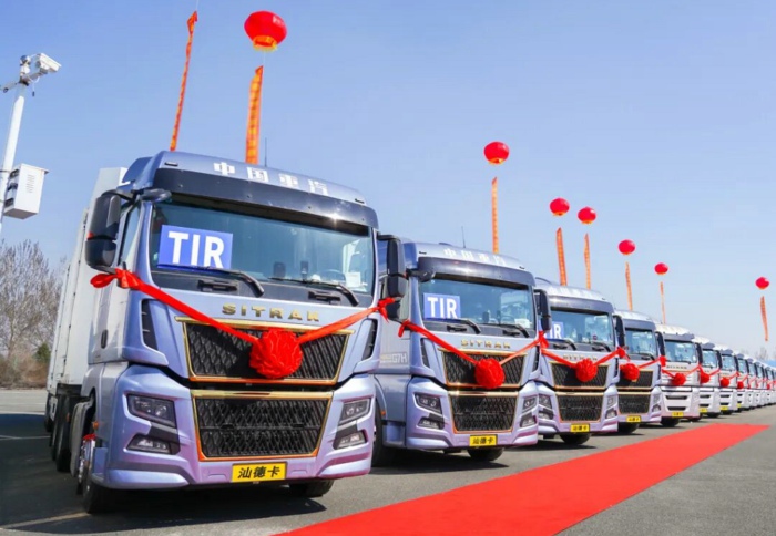 重汽汕德卡跨境运输牵引车.jpg