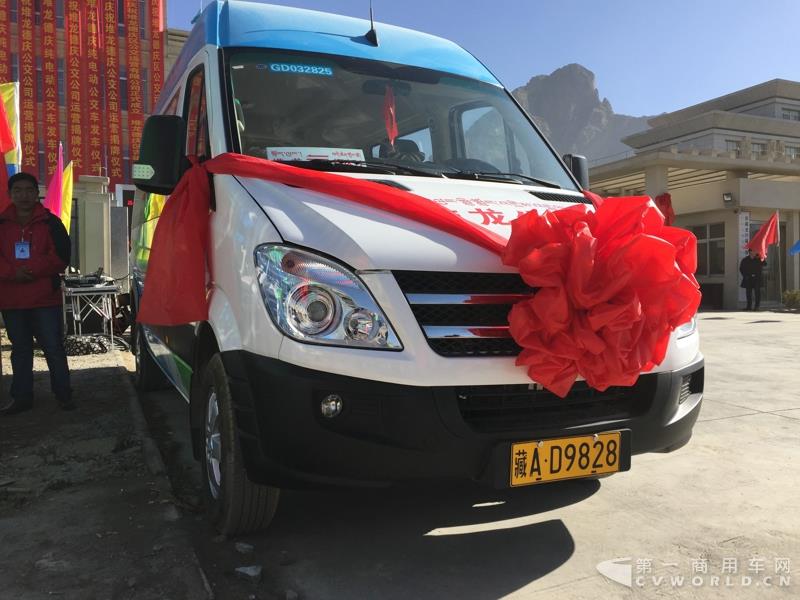 4月的第一天，西藏拉萨就迎来一件喜事——拉萨市堆龙公交公司正式揭牌暨首批纯电动公交车正式投入运营。作为现场的主角之一—即将正式投运的纯电动公交车，更是披上了洁白的哈达，吸引了众人的目光。这就是南京金龙开沃D11纯电动客车。此次，堆龙公交采购了20辆南京金龙开沃D11纯电动公交车，作为正式运营的首批运力。而这批车也将作为拉萨纯电动公交的试点车辆，为日后当地采购大批量更换纯电动公交车提供重要依据。图为南京金龙开沃D11纯电动公交车