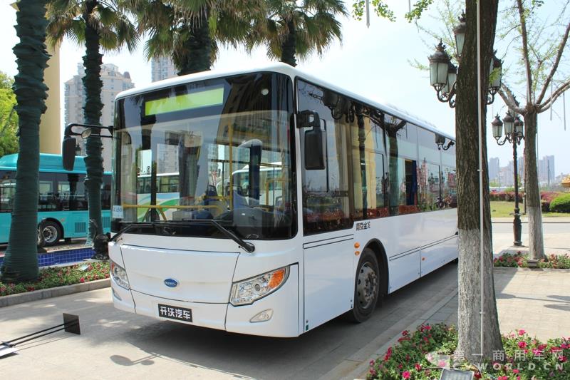 4月14日，南京市公交电动化2017战略研讨会在南京举行。江苏省交通厅、南京市交通局、南京市公交集团、江苏省各地公交公司及南京金龙等单位领导和20余家媒体记者，近百人出席了此次研讨会。第一商用车网了解到，南京公交作为全国最早推广使用纯电动公交车的城市之一，在批量运营和新能源汽车推广等方面，具备较好的经验和心得，可为国内其他区域同行所借鉴。图为研讨会场外展车