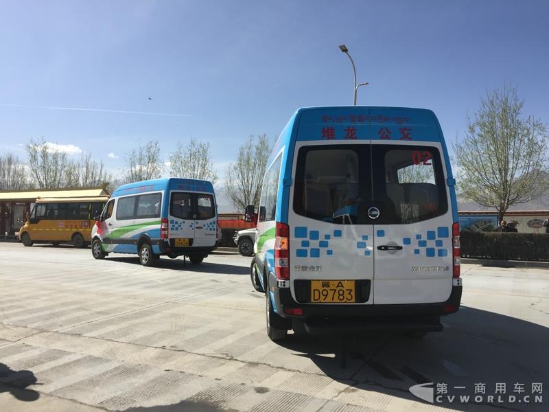 4月的第一天，西藏拉萨就迎来一件喜事——拉萨市堆龙公交公司正式揭牌暨首批纯电动公交车正式投入运营。作为现场的主角之一—即将正式投运的纯电动公交车，更是披上了洁白的哈达，吸引了众人的目光。这就是南京金龙开沃D11纯电动客车。此次，堆龙公交采购了20辆南京金龙开沃D11纯电动公交车，作为正式运营的首批运力。而这批车也将作为拉萨纯电动公交的试点车辆，为日后当地采购大批量更换纯电动公交车提供重要依据。图为正式发车