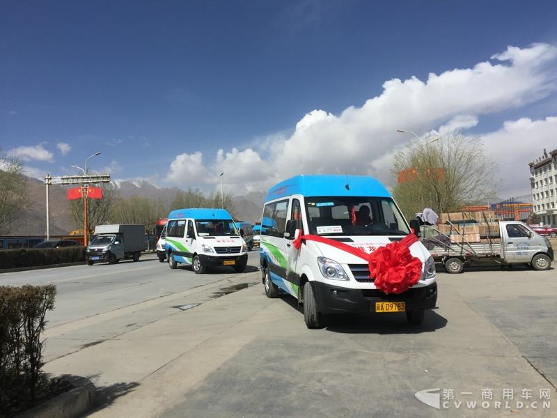4月的第一天，西藏拉萨就迎来一件喜事——拉萨市堆龙公交公司正式揭牌暨首批纯电动公交车正式投入运营。作为现场的主角之一—即将正式投运的纯电动公交车，更是披上了洁白的哈达，吸引了众人的目光。这就是南京金龙开沃D11纯电动客车。此次，堆龙公交采购了20辆南京金龙开沃D11纯电动公交车，作为正式运营的首批运力。而这批车也将作为拉萨纯电动公交的试点车辆，为日后当地采购大批量更换纯电动公交车提供重要依据。图为南京金龙纯电动公交车队