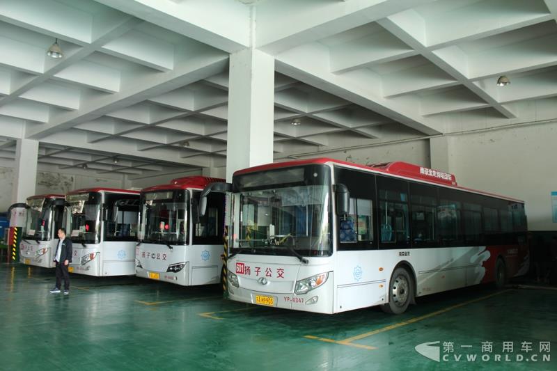 4月14日，南京市公交电动化2017战略研讨会在南京举行。江苏省交通厅、南京市交通局、南京市公交集团、江苏省各地公交公司及南京金龙等单位领导和20余家媒体记者，近百人出席了此次研讨会。第一商用车网了解到，南京公交作为全国最早推广使用纯电动公交车的城市之一，在批量运营和新能源汽车推广等方面，具备较好的经验和心得，可为国内其他区域同行所借鉴。图为与会嘉宾参观扬子公交充电站