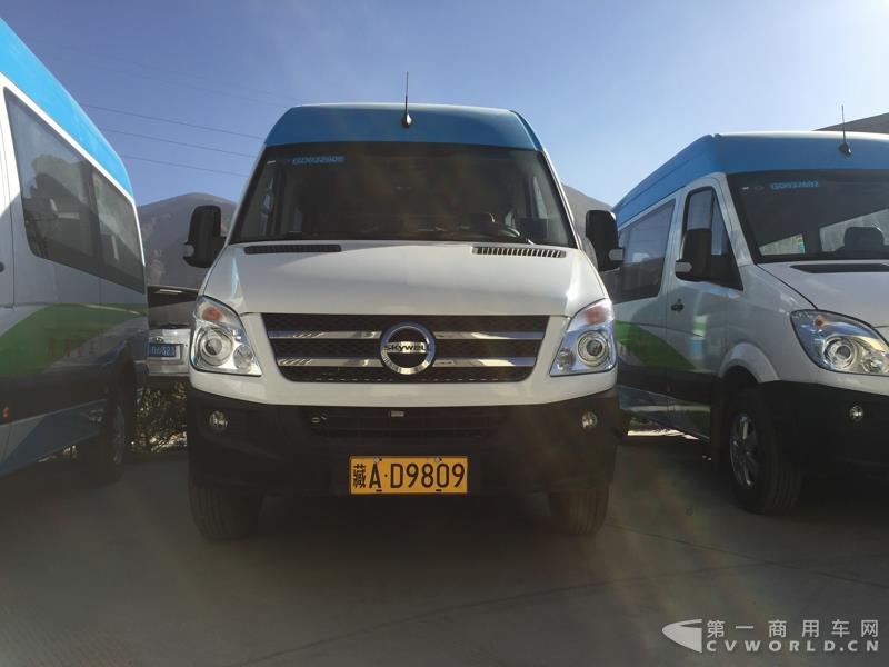 4月的第一天，西藏拉萨就迎来一件喜事——拉萨市堆龙公交公司正式揭牌暨首批纯电动公交车正式投入运营。作为现场的主角之一—即将正式投运的纯电动公交车，更是披上了洁白的哈达，吸引了众人的目光。这就是南京金龙开沃D11纯电动客车。此次，堆龙公交采购了20辆南京金龙开沃D11纯电动公交车，作为正式运营的首批运力。而这批车也将作为拉萨纯电动公交的试点车辆，为日后当地采购大批量更换纯电动公交车提供重要依据。图为南京金龙开沃D11纯电动公交车