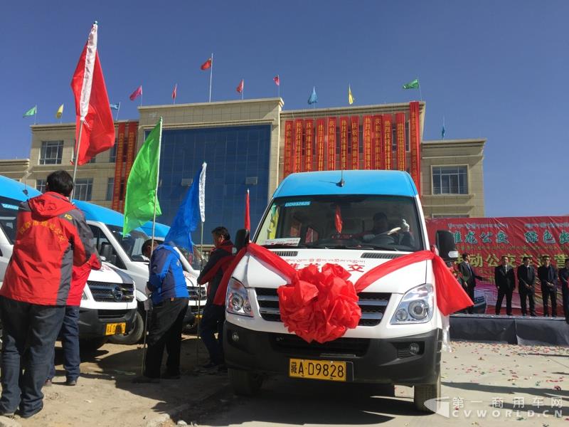 4月的第一天，西藏拉萨就迎来一件喜事——拉萨市堆龙公交公司正式揭牌暨首批纯电动公交车正式投入运营。作为现场的主角之一—即将正式投运的纯电动公交车，更是披上了洁白的哈达，吸引了众人的目光。这就是南京金龙开沃D11纯电动客车。此次，堆龙公交采购了20辆南京金龙开沃D11纯电动公交车，作为正式运营的首批运力。而这批车也将作为拉萨纯电动公交的试点车辆，为日后当地采购大批量更换纯电动公交车提供重要依据。图为即将发车