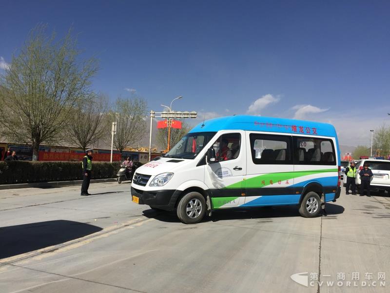 4月的第一天，西藏拉萨就迎来一件喜事——拉萨市堆龙公交公司正式揭牌暨首批纯电动公交车正式投入运营。作为现场的主角之一—即将正式投运的纯电动公交车，更是披上了洁白的哈达，吸引了众人的目光。这就是南京金龙开沃D11纯电动客车。此次，堆龙公交采购了20辆南京金龙开沃D11纯电动公交车，作为正式运营的首批运力。而这批车也将作为拉萨纯电动公交的试点车辆，为日后当地采购大批量更换纯电动公交车提供重要依据。图为正式发车