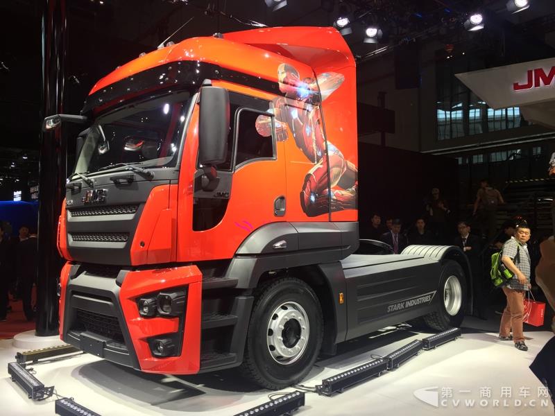 4月19日上午，以“英雄，出征”为主题的江铃首款重卡产品发布会，在2017上海车展开幕首日隆重举行。本届上海车展，江铃重汽共展示了三款重卡产品，而江铃本次车展重点上市推介的，便是这款被称为“江铃威龙”的6×4重型牵引车产品。据悉，该车是江铃汽车以重金引进的福特重卡技术，并根据中国国情再度开发而成的新车型。这款江铃威龙重卡定位于国内中高端重卡细分市场，将直接与国内主流品牌同台竞争。图为江铃威龙4×2钢铁侠涂装车
