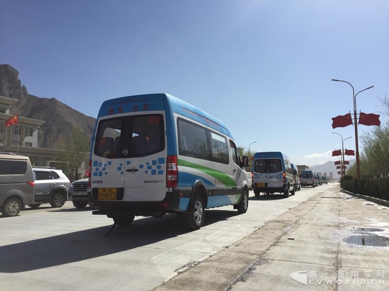 4月的第一天，西藏拉萨就迎来一件喜事——拉萨市堆龙公交公司正式揭牌暨首批纯电动公交车正式投入运营。作为现场的主角之一—即将正式投运的纯电动公交车，更是披上了洁白的哈达，吸引了众人的目光。这就是南京金龙开沃D11纯电动客车。此次，堆龙公交采购了20辆南京金龙开沃D11纯电动公交车，作为正式运营的首批运力。而这批车也将作为拉萨纯电动公交的试点车辆，为日后当地采购大批量更换纯电动公交车提供重要依据。图为南京金龙纯电动公交车队