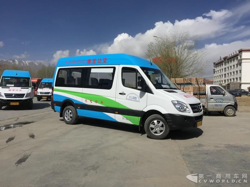 4月的第一天，西藏拉萨就迎来一件喜事——拉萨市堆龙公交公司正式揭牌暨首批纯电动公交车正式投入运营。作为现场的主角之一—即将正式投运的纯电动公交车，更是披上了洁白的哈达，吸引了众人的目光。这就是南京金龙开沃D11纯电动客车。此次，堆龙公交采购了20辆南京金龙开沃D11纯电动公交车，作为正式运营的首批运力。而这批车也将作为拉萨纯电动公交的试点车辆，为日后当地采购大批量更换纯电动公交车提供重要依据。图为南京金龙纯电动公交车队