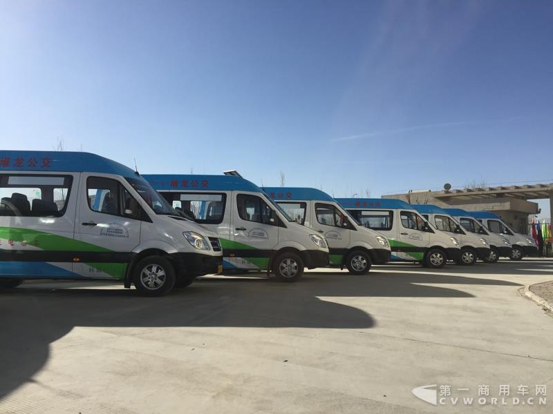 4月的第一天，西藏拉萨就迎来一件喜事——拉萨市堆龙公交公司正式揭牌暨首批纯电动公交车正式投入运营。作为现场的主角之一—即将正式投运的纯电动公交车，更是披上了洁白的哈达，吸引了众人的目光。这就是南京金龙开沃D11纯电动客车。此次，堆龙公交采购了20辆南京金龙开沃D11纯电动公交车，作为正式运营的首批运力。而这批车也将作为拉萨纯电动公交的试点车辆，为日后当地采购大批量更换纯电动公交车提供重要依据。图为南京金龙开沃D11纯电动公交车