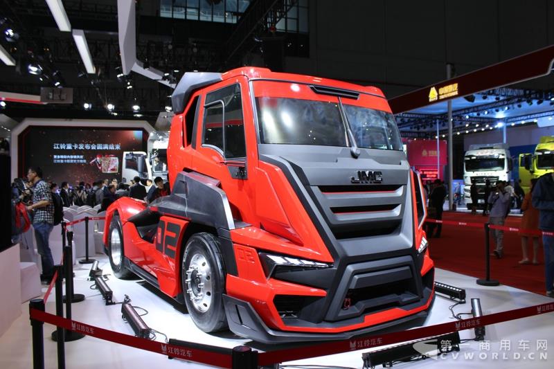 4月19日上午，以“英雄，出征”为主题的江铃首款重卡产品发布会，在2017上海车展开幕首日隆重举行。本届上海车展，江铃重汽共展示了三款重卡产品，而江铃本次车展重点上市推介的，便是这款被称为“江铃威龙”的6×4重型牵引车产品。据悉，该车是江铃汽车以重金引进的福特重卡技术，并根据中国国情再度开发而成的新车型。这款江铃威龙重卡定位于国内中高端重卡细分市场，将直接与国内主流品牌同台竞争。图为江铃展示概念卡赛用车