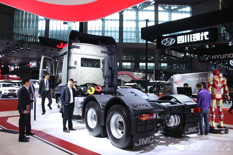 4月19日上午，以“英雄，出征”为主题的江铃首款重卡产品发布会，在2017上海车展开幕首日隆重举行。本届上海车展，江铃重汽共展示了三款重卡产品，而江铃本次车展重点上市推介的，便是这款被称为“江铃威龙”的6×4重型牵引车产品。据悉，该车是江铃汽车以重金引进的福特重卡技术，并根据中国国情再度开发而成的新车型。这款江铃威龙重卡定位于国内中高端重卡细分市场，将直接与国内主流品牌同台竞争。图为江铃威龙6×4重型牵引车