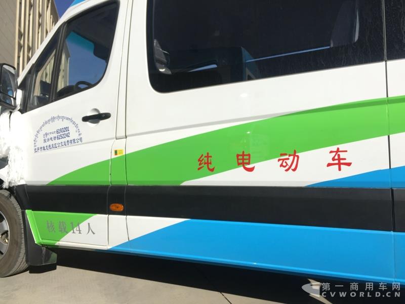 4月的第一天，西藏拉萨就迎来一件喜事——拉萨市堆龙公交公司正式揭牌暨首批纯电动公交车正式投入运营。作为现场的主角之一—即将正式投运的纯电动公交车，更是披上了洁白的哈达，吸引了众人的目光。这就是南京金龙开沃D11纯电动客车。此次，堆龙公交采购了20辆南京金龙开沃D11纯电动公交车，作为正式运营的首批运力。而这批车也将作为拉萨纯电动公交的试点车辆，为日后当地采购大批量更换纯电动公交车提供重要依据。图为南京金龙开沃D11纯电动公交车