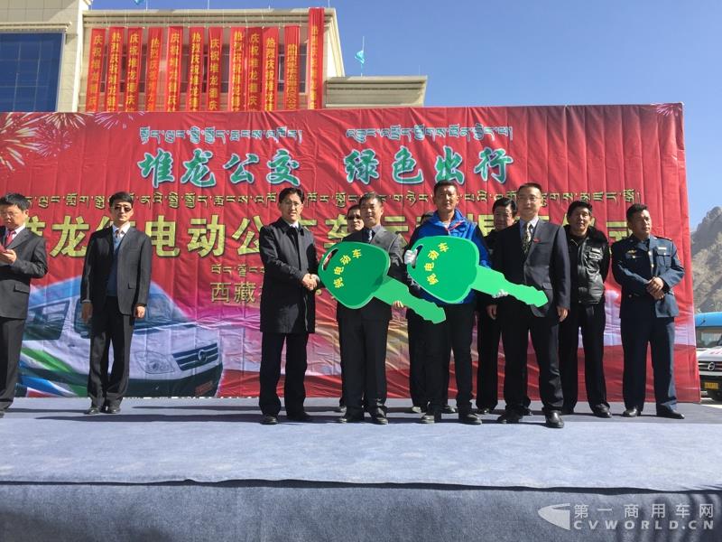 4月的第一天，西藏拉萨就迎来一件喜事——拉萨市堆龙公交公司正式揭牌暨首批纯电动公交车正式投入运营。作为现场的主角之一—即将正式投运的纯电动公交车，更是披上了洁白的哈达，吸引了众人的目光。这就是南京金龙开沃D11纯电动客车。此次，堆龙公交采购了20辆南京金龙开沃D11纯电动公交车，作为正式运营的首批运力。而这批车也将作为拉萨纯电动公交的试点车辆，为日后当地采购大批量更换纯电动公交车提供重要依据。图为车辆交付仪式