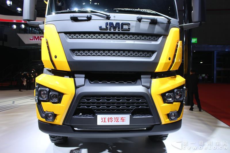 4月20日是上海车展媒体日，江铃重卡第4款新车——6×4矿用自卸车亮相！同江铃威龙6×4牵引车一样，它是一款量产车，其底盘技术也源自福特Cargo重卡。据了解，江铃重卡还研发出8×4系列的自卸车。另外，小编了解到这款名叫“威龙”的江铃自卸车，是江铃引进美国福特技术打造的一款车型，最高420马力发动机，高强度的车身钢板等等，显而易见，这也是一款高承载的“白吨王”车型。图为江铃威龙6×4自卸车