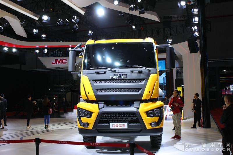 4月20日是上海车展媒体日，江铃重卡第4款新车——6×4矿用自卸车亮相！同江铃威龙6×4牵引车一样，它是一款量产车，其底盘技术也源自福特Cargo重卡。据了解，江铃重卡还研发出8×4系列的自卸车。另外，小编了解到这款名叫“威龙”的江铃自卸车，是江铃引进美国福特技术打造的一款车型，最高420马力发动机，高强度的车身钢板等等，显而易见，这也是一款高承载的“白吨王”车型。图为江铃威龙6×4自卸车