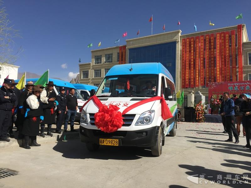 4月的第一天，西藏拉萨就迎来一件喜事——拉萨市堆龙公交公司正式揭牌暨首批纯电动公交车正式投入运营。作为现场的主角之一—即将正式投运的纯电动公交车，更是披上了洁白的哈达，吸引了众人的目光。这就是南京金龙开沃D11纯电动客车。此次，堆龙公交采购了20辆南京金龙开沃D11纯电动公交车，作为正式运营的首批运力。而这批车也将作为拉萨纯电动公交的试点车辆，为日后当地采购大批量更换纯电动公交车提供重要依据。图为正式发车