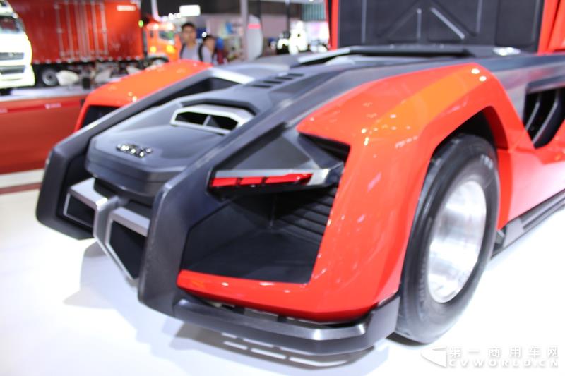 4月19日上午，以“英雄，出征”为主题的江铃首款重卡产品发布会，在2017上海车展开幕首日隆重举行。本届上海车展，江铃重汽共展示了三款重卡产品，而江铃本次车展重点上市推介的，便是这款被称为“江铃威龙”的6×4重型牵引车产品。据悉，该车是江铃汽车以重金引进的福特重卡技术，并根据中国国情再度开发而成的新车型。这款江铃威龙重卡定位于国内中高端重卡细分市场，将直接与国内主流品牌同台竞争。图为江铃展示概念卡赛用车