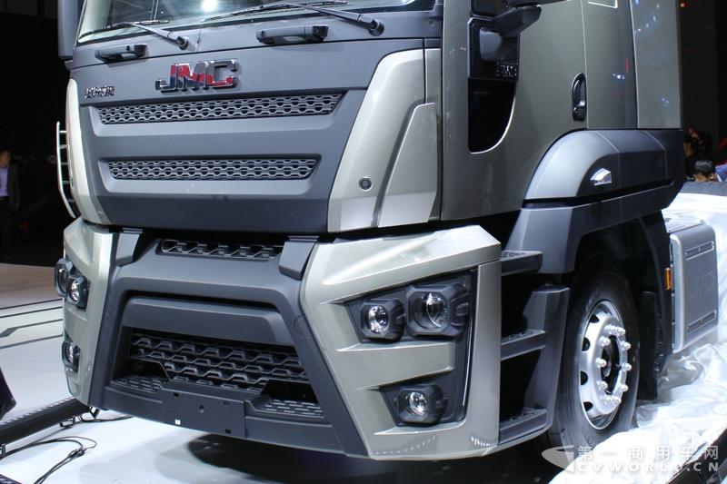 4月19日上午，以“英雄，出征”为主题的江铃首款重卡产品发布会，在2017上海车展开幕首日隆重举行。本届上海车展，江铃重汽共展示了三款重卡产品，而江铃本次车展重点上市推介的，便是这款被称为“江铃威龙”的6×4重型牵引车产品。据悉，该车是江铃汽车以重金引进的福特重卡技术，并根据中国国情再度开发而成的新车型。这款江铃威龙重卡定位于国内中高端重卡细分市场，将直接与国内主流品牌同台竞争。图为江铃威龙6×4重型牵引车新品