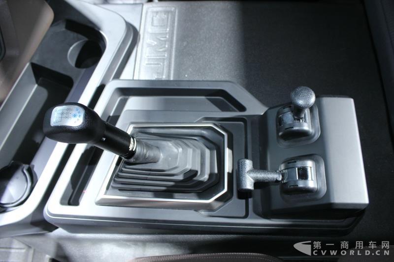 4月19日上午，以“英雄，出征”为主题的江铃首款重卡产品发布会，在2017上海车展开幕首日隆重举行。本届上海车展，江铃重汽共展示了三款重卡产品，而江铃本次车展重点上市推介的，便是这款被称为“江铃威龙”的6×4重型牵引车产品。据悉，该车是江铃汽车以重金引进的福特重卡技术，并根据中国国情再度开发而成的新车型。这款江铃威龙重卡定位于国内中高端重卡细分市场，将直接与国内主流品牌同台竞争。图为江铃威龙6×4重型牵引车