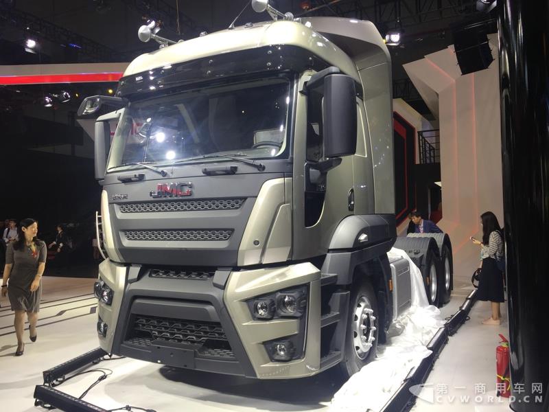 4月19日上午，以“英雄，出征”为主题的江铃首款重卡产品发布会，在2017上海车展开幕首日隆重举行。本届上海车展，江铃重汽共展示了三款重卡产品，而江铃本次车展重点上市推介的，便是这款被称为“江铃威龙”的6×4重型牵引车产品。据悉，该车是江铃汽车以重金引进的福特重卡技术，并根据中国国情再度开发而成的新车型。这款江铃威龙重卡定位于国内中高端重卡细分市场，将直接与国内主流品牌同台竞争。图为江铃威龙6×4重型牵引车新品