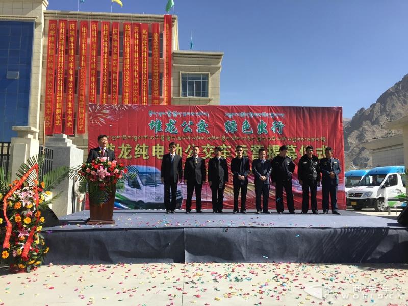 4月的第一天，西藏拉萨就迎来一件喜事——拉萨市堆龙公交公司正式揭牌暨首批纯电动公交车正式投入运营。作为现场的主角之一—即将正式投运的纯电动公交车，更是披上了洁白的哈达，吸引了众人的目光。这就是南京金龙开沃D11纯电动客车。此次，堆龙公交采购了20辆南京金龙开沃D11纯电动公交车，作为正式运营的首批运力。而这批车也将作为拉萨纯电动公交的试点车辆，为日后当地采购大批量更换纯电动公交车提供重要依据。图为揭幕仪式现场