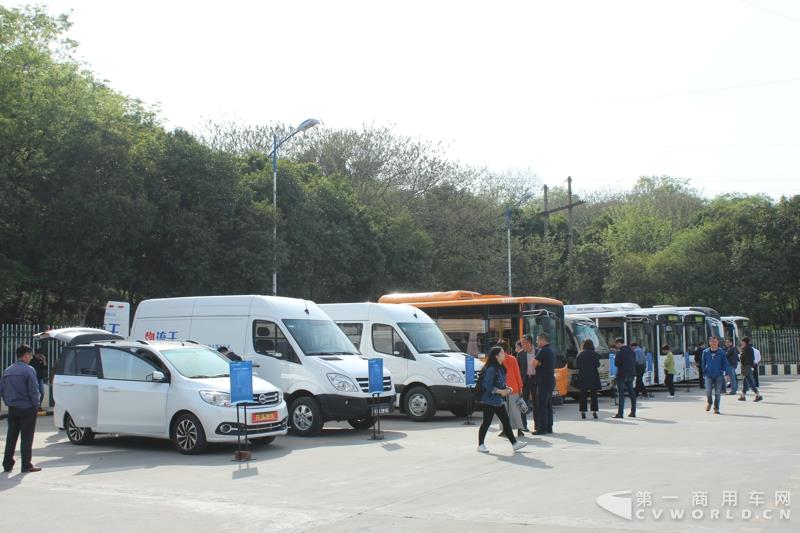 4月14日，南京市公交电动化2017战略研讨会在南京举行。江苏省交通厅、南京市交通局、南京市公交集团、江苏省各地公交公司及南京金龙等单位领导和20余家媒体记者，近百人出席了此次研讨会。第一商用车网了解到，南京公交作为全国最早推广使用纯电动公交车的城市之一，在批量运营和新能源汽车推广等方面，具备较好的经验和心得，可为国内其他区域同行所借鉴。图为新能源公交车技术服务中心展车