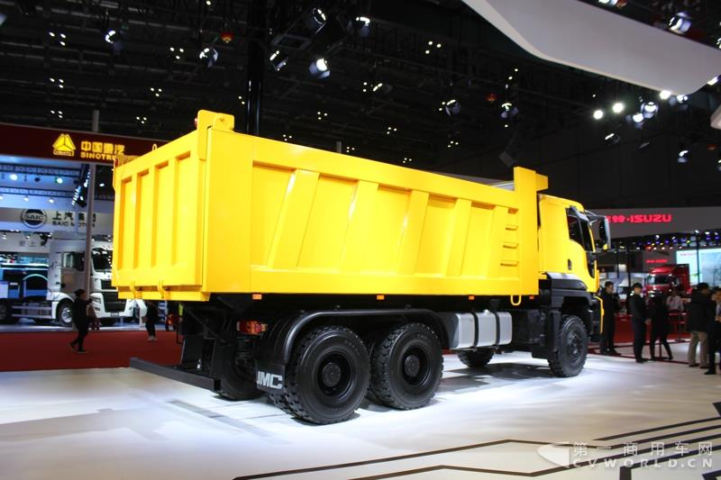 4月20日是上海车展媒体日，江铃重卡第4款新车——6×4矿用自卸车亮相！同江铃威龙6×4牵引车一样，它是一款量产车，其底盘技术也源自福特Cargo重卡。据了解，江铃重卡还研发出8×4系列的自卸车。另外，小编了解到这款名叫“威龙”的江铃自卸车，是江铃引进美国福特技术打造的一款车型，最高420马力发动机，高强度的车身钢板等等，显而易见，这也是一款高承载的“白吨王”车型。图为江铃威龙6×4自卸车