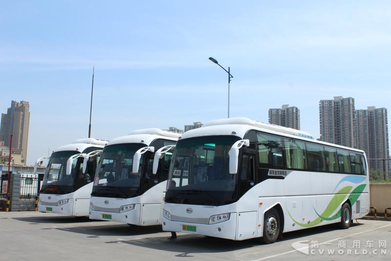 4月14日，南京市公交电动化2017战略研讨会在南京举行。江苏省交通厅、南京市交通局、南京市公交集团、江苏省各地公交公司及南京金龙等单位领导和20余家媒体记者，近百人出席了此次研讨会。第一商用车网了解到，南京公交作为全国最早推广使用纯电动公交车的城市之一，在批量运营和新能源汽车推广等方面，具备较好的经验和心得，可为国内其他区域同行所借鉴。图为研讨会场外展车