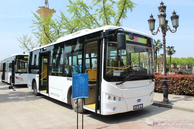 4月14日，南京市公交电动化2017战略研讨会在南京举行。江苏省交通厅、南京市交通局、南京市公交集团、江苏省各地公交公司及南京金龙等单位领导和20余家媒体记者，近百人出席了此次研讨会。第一商用车网了解到，南京公交作为全国最早推广使用纯电动公交车的城市之一，在批量运营和新能源汽车推广等方面，具备较好的经验和心得，可为国内其他区域同行所借鉴。图为研讨会场外展车