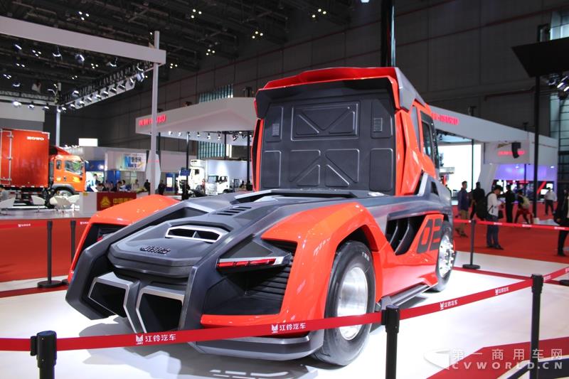 4月19日上午，以“英雄，出征”为主题的江铃首款重卡产品发布会，在2017上海车展开幕首日隆重举行。本届上海车展，江铃重汽共展示了三款重卡产品，而江铃本次车展重点上市推介的，便是这款被称为“江铃威龙”的6×4重型牵引车产品。据悉，该车是江铃汽车以重金引进的福特重卡技术，并根据中国国情再度开发而成的新车型。这款江铃威龙重卡定位于国内中高端重卡细分市场，将直接与国内主流品牌同台竞争。图为江铃展示概念卡赛用车