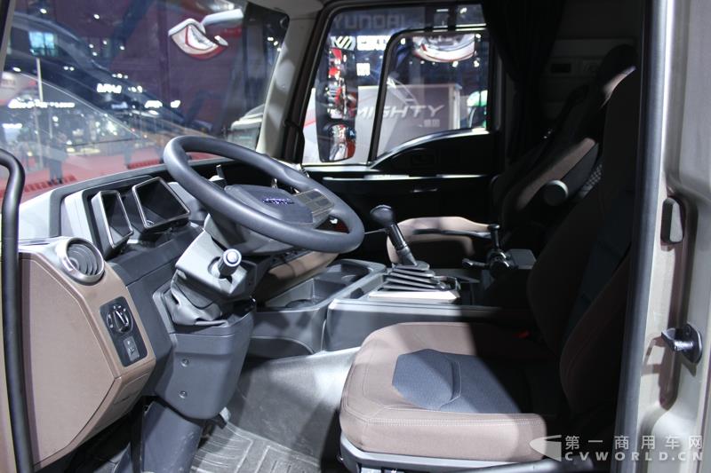 4月19日上午，以“英雄，出征”为主题的江铃首款重卡产品发布会，在2017上海车展开幕首日隆重举行。本届上海车展，江铃重汽共展示了三款重卡产品，而江铃本次车展重点上市推介的，便是这款被称为“江铃威龙”的6×4重型牵引车产品。据悉，该车是江铃汽车以重金引进的福特重卡技术，并根据中国国情再度开发而成的新车型。这款江铃威龙重卡定位于国内中高端重卡细分市场，将直接与国内主流品牌同台竞争。图为江铃威龙6×4重型牵引车