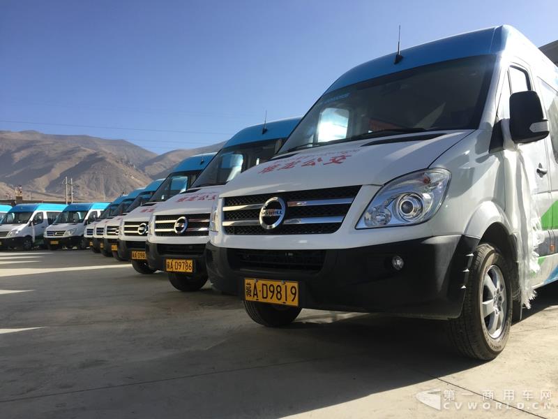 4月的第一天，西藏拉萨就迎来一件喜事——拉萨市堆龙公交公司正式揭牌暨首批纯电动公交车正式投入运营。作为现场的主角之一—即将正式投运的纯电动公交车，更是披上了洁白的哈达，吸引了众人的目光。这就是南京金龙开沃D11纯电动客车。此次，堆龙公交采购了20辆南京金龙开沃D11纯电动公交车，作为正式运营的首批运力。而这批车也将作为拉萨纯电动公交的试点车辆，为日后当地采购大批量更换纯电动公交车提供重要依据。图为南京金龙开沃D11纯电动公交车