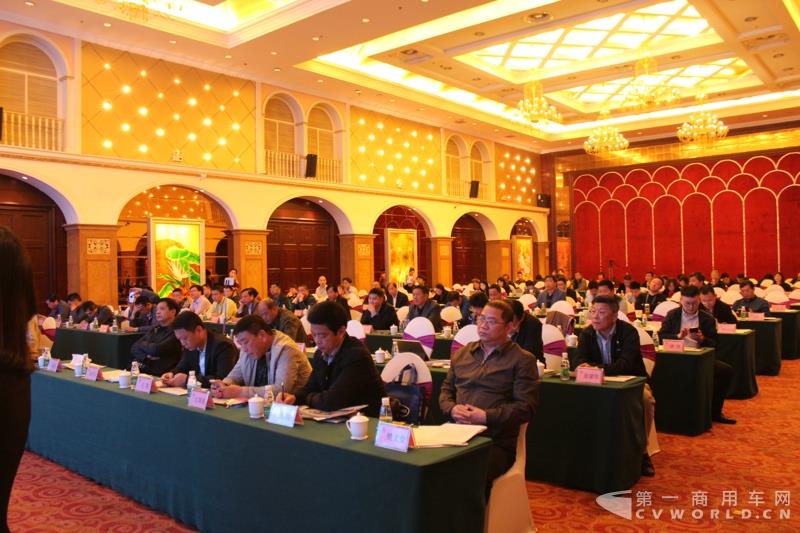 4月14日，南京市公交电动化2017战略研讨会在南京举行。江苏省交通厅、南京市交通局、南京市公交集团、江苏省各地公交公司及南京金龙等单位领导和20余家媒体记者，近百人出席了此次研讨会。第一商用车网了解到，南京公交作为全国最早推广使用纯电动公交车的城市之一，在批量运营和新能源汽车推广等方面，具备较好的经验和心得，可为国内其他区域同行所借鉴。图为研讨会现场