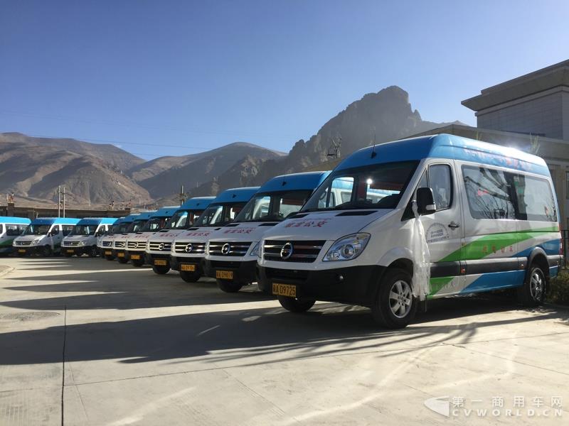 4月的第一天，西藏拉萨就迎来一件喜事——拉萨市堆龙公交公司正式揭牌暨首批纯电动公交车正式投入运营。作为现场的主角之一—即将正式投运的纯电动公交车，更是披上了洁白的哈达，吸引了众人的目光。这就是南京金龙开沃D11纯电动客车。此次，堆龙公交采购了20辆南京金龙开沃D11纯电动公交车，作为正式运营的首批运力。而这批车也将作为拉萨纯电动公交的试点车辆，为日后当地采购大批量更换纯电动公交车提供重要依据。图为南京金龙开沃D11纯电动公交车