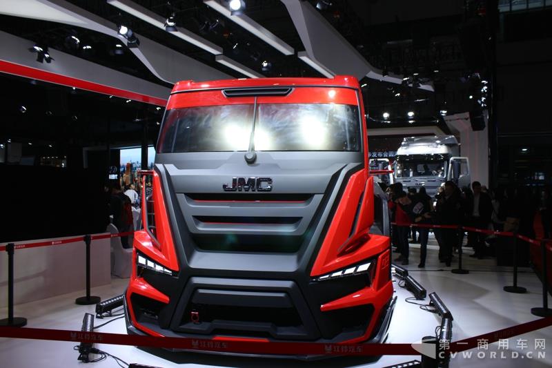 4月19日上午，以“英雄，出征”为主题的江铃首款重卡产品发布会，在2017上海车展开幕首日隆重举行。本届上海车展，江铃重汽共展示了三款重卡产品，而江铃本次车展重点上市推介的，便是这款被称为“江铃威龙”的6×4重型牵引车产品。据悉，该车是江铃汽车以重金引进的福特重卡技术，并根据中国国情再度开发而成的新车型。这款江铃威龙重卡定位于国内中高端重卡细分市场，将直接与国内主流品牌同台竞争。图为江铃展示概念卡赛用车